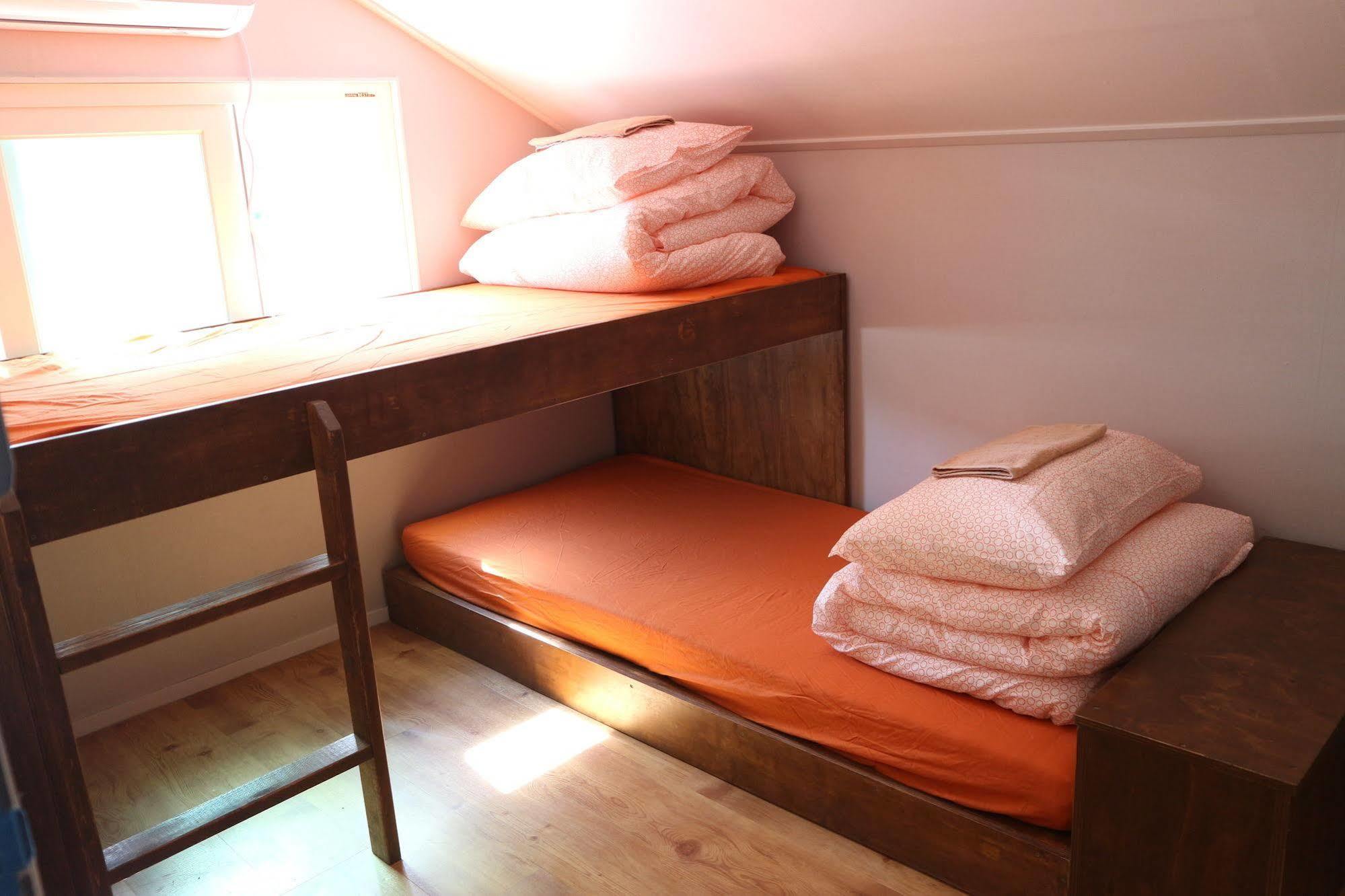 Zzzip Guesthouse In Hongdae Seoul Bagian luar foto