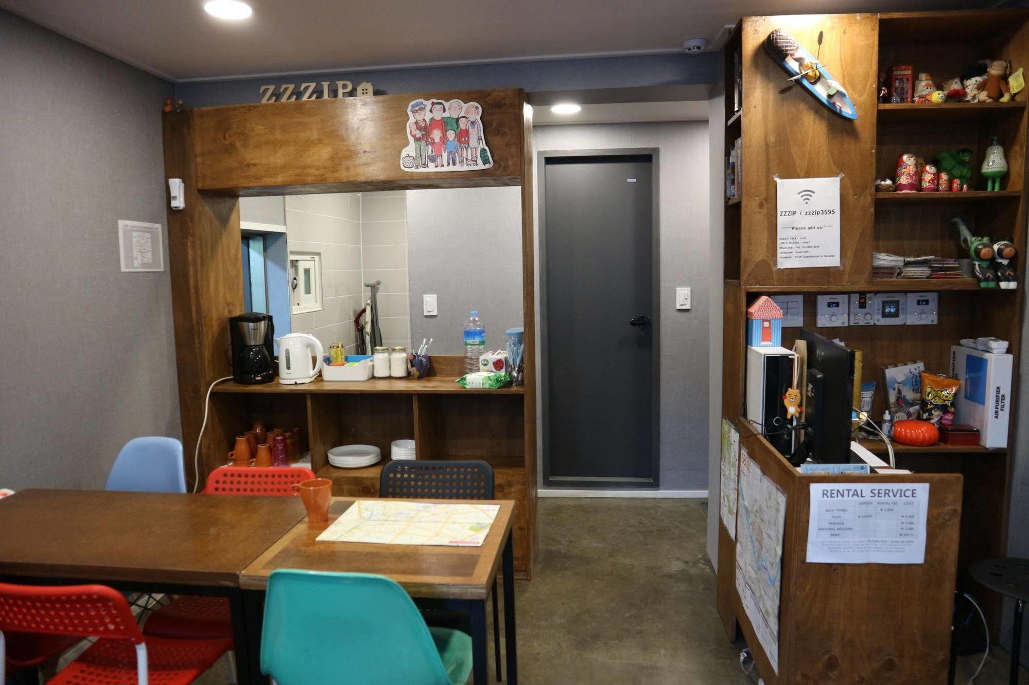 Zzzip Guesthouse In Hongdae Seoul Bagian luar foto