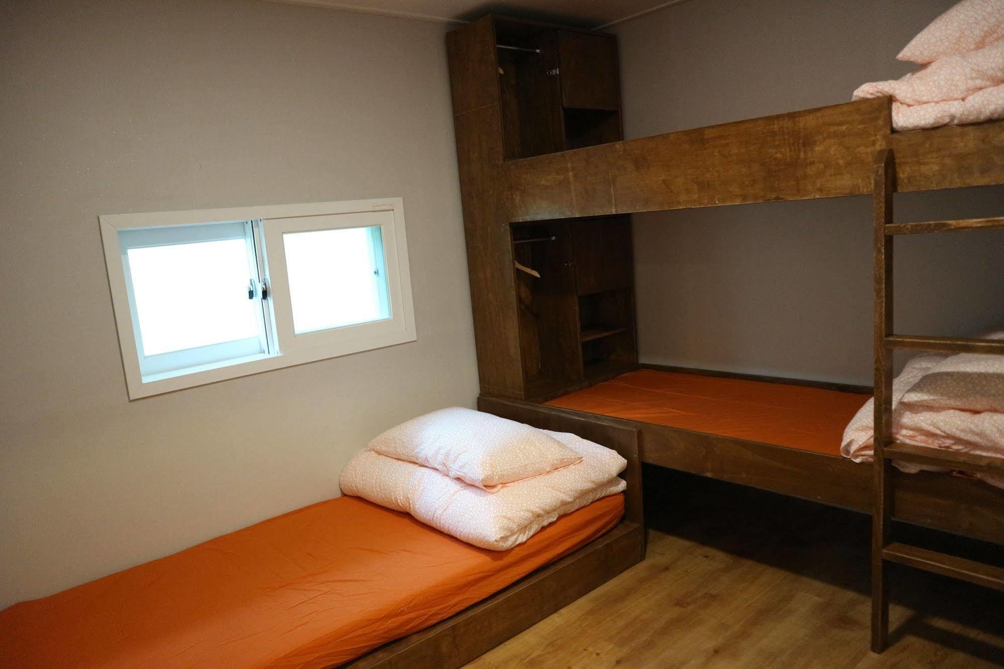 Zzzip Guesthouse In Hongdae Seoul Bagian luar foto